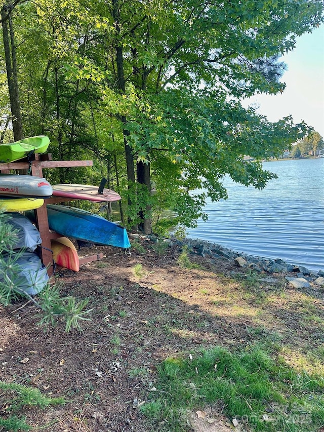 view of yard featuring a water view