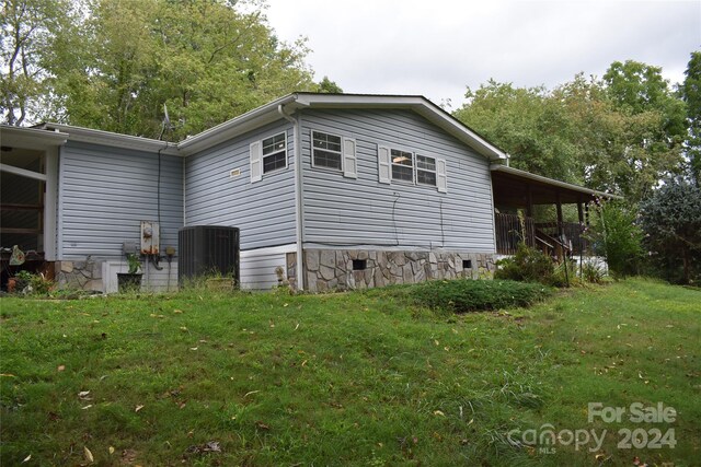 view of side of property with a lawn