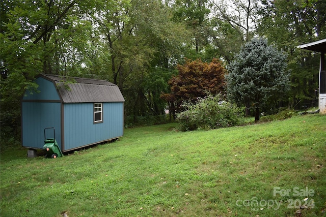 view of yard featuring a storage unit