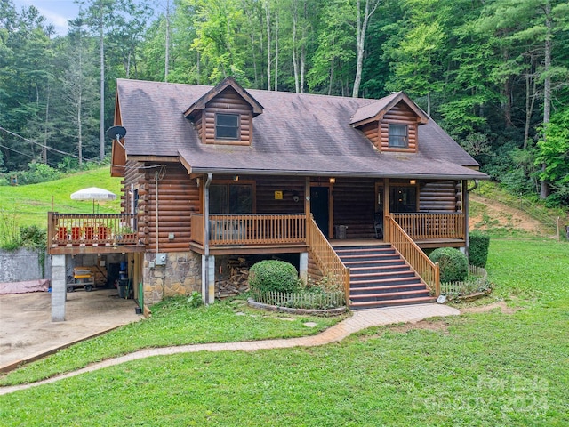 cabin featuring a front yard