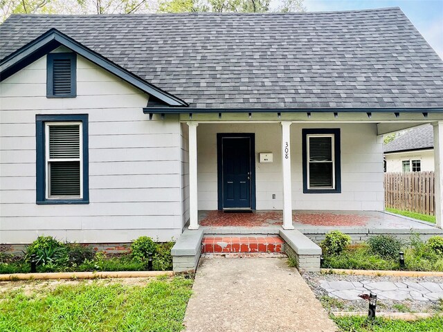 entrance to property featuring covered porch