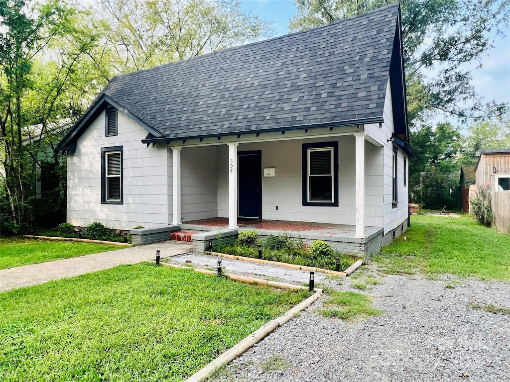 view of front facade with a porch and a front lawn