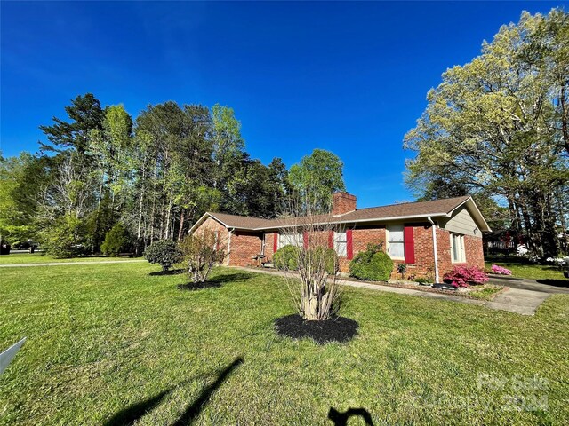 single story home featuring a front yard