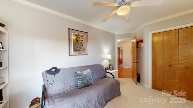 living room featuring light carpet, ceiling fan, and crown molding