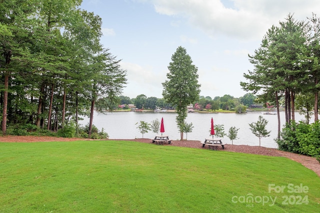 view of yard featuring a water view