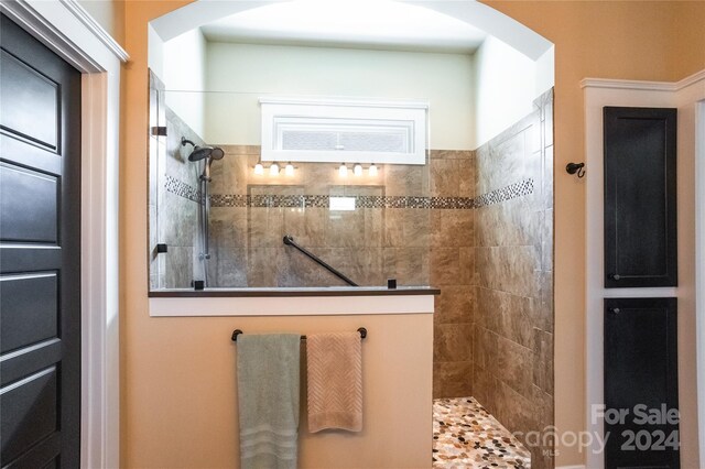 bathroom featuring tiled shower