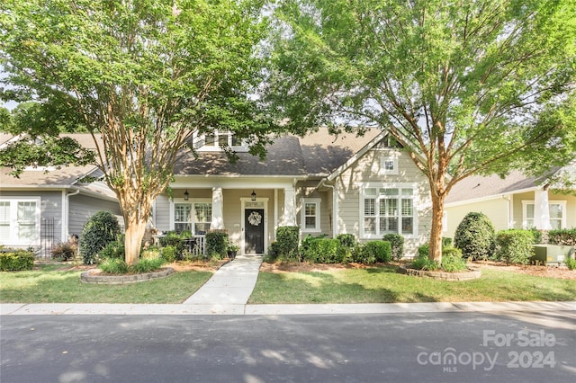 view of front of property with a front yard