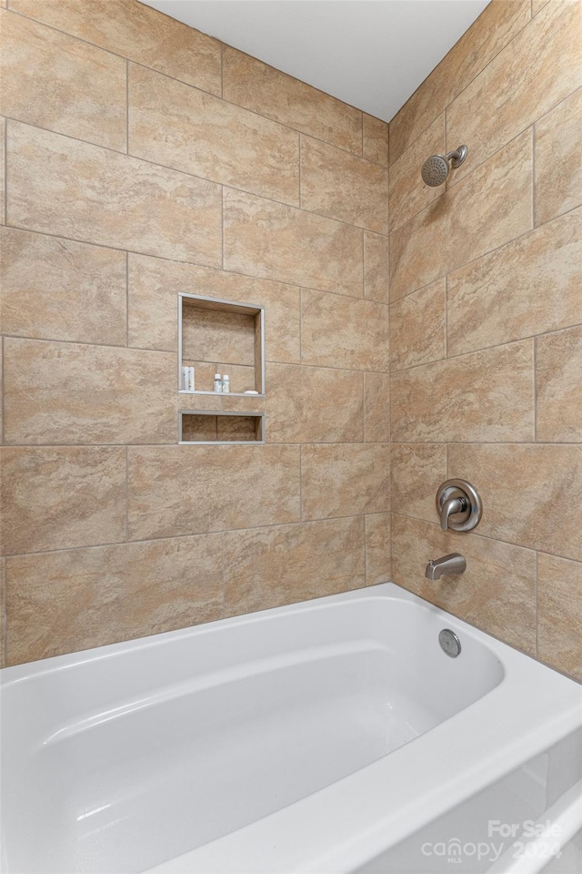 bathroom with tiled shower / bath combo