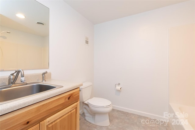 bathroom with baseboards, visible vents, toilet, vanity, and recessed lighting