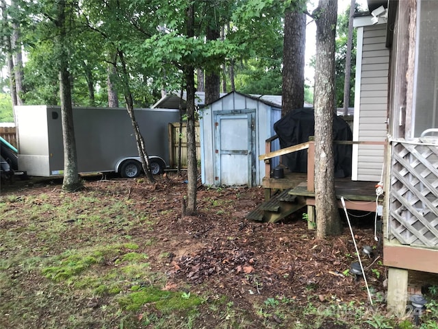 view of yard featuring an outdoor structure and a storage shed