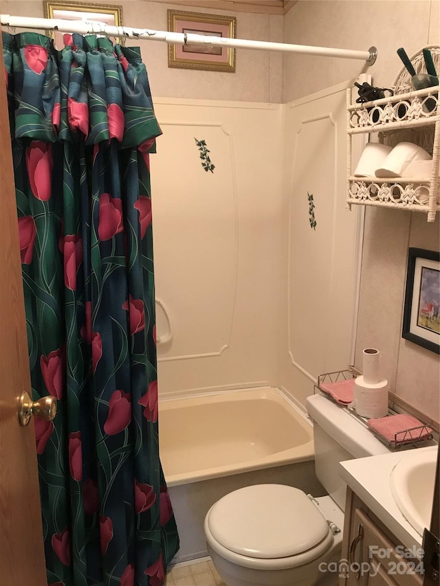 full bathroom featuring toilet, shower / bath combo with shower curtain, and vanity