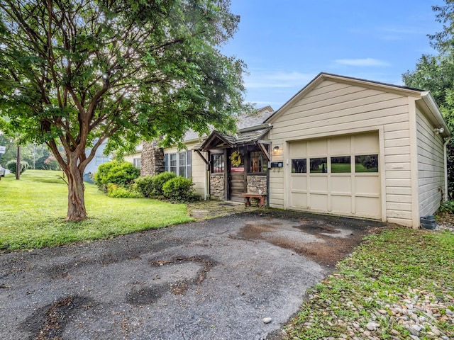 view of front of property featuring a front lawn and a garage