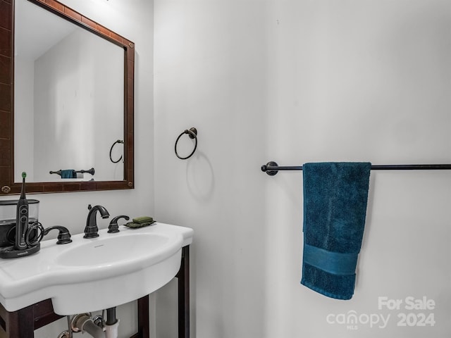 bathroom featuring sink