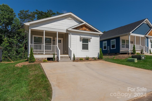 view of front facade with covered porch and a front yard