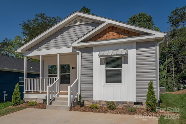 view of front facade with covered porch