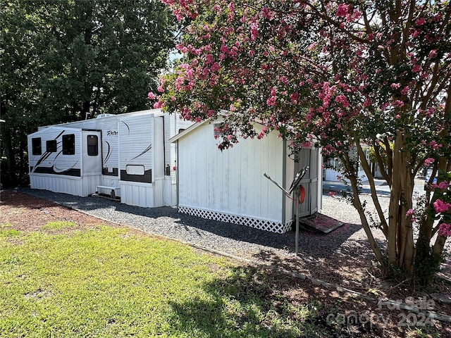 exterior space featuring a lawn