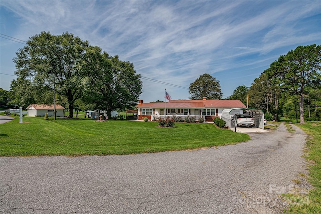 view of front of house featuring a front lawn