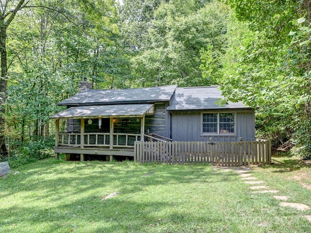 view of front of property with a front yard