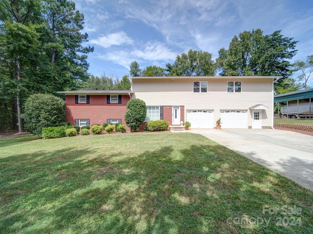 view of front facade with a garage and a front yard