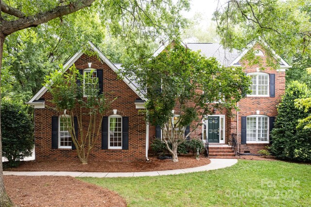 view of front facade featuring a front lawn