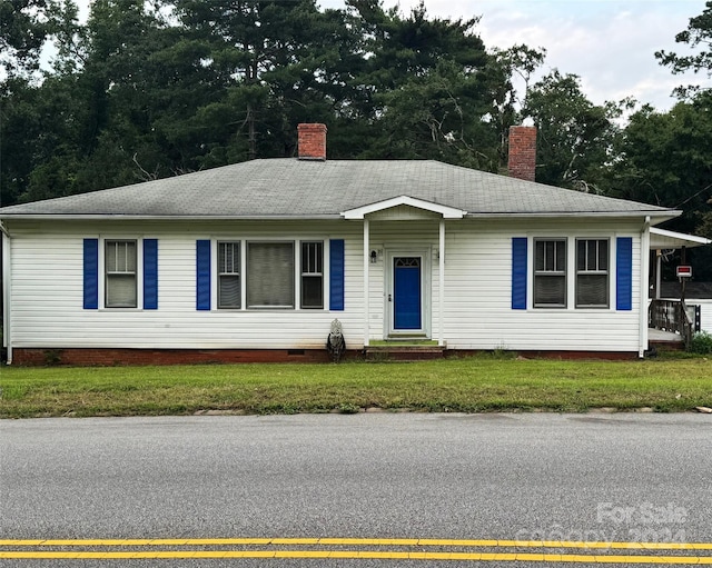 view of front of home with a front lawn