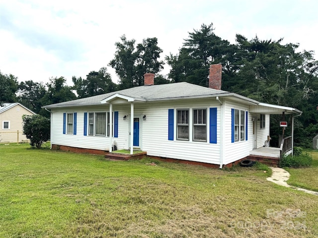 view of front facade with a front lawn