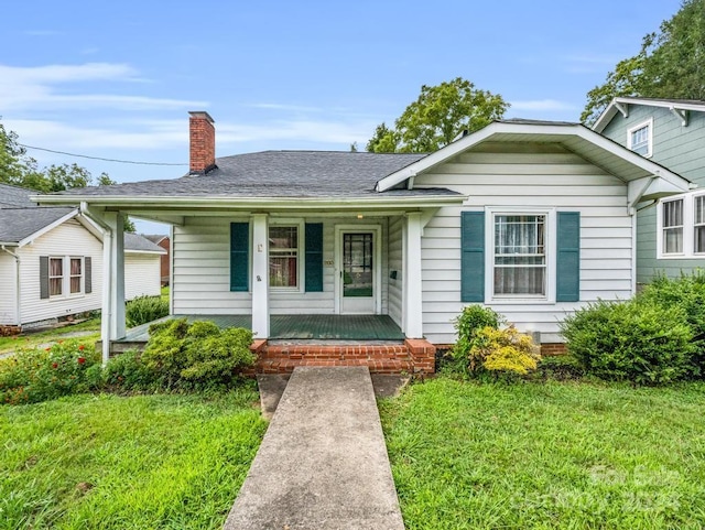 view of front of home featuring a front yard and covered porch