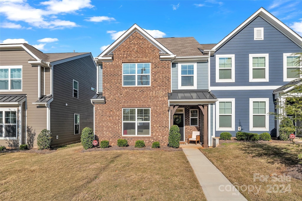 view of front of property with a front yard