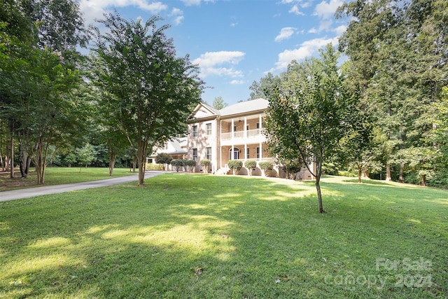 view of property's community featuring a lawn