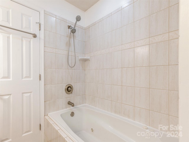 bathroom with tiled shower / bath combo