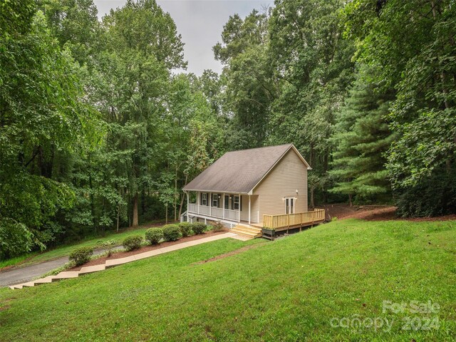 view of front of house featuring a deck and a front lawn