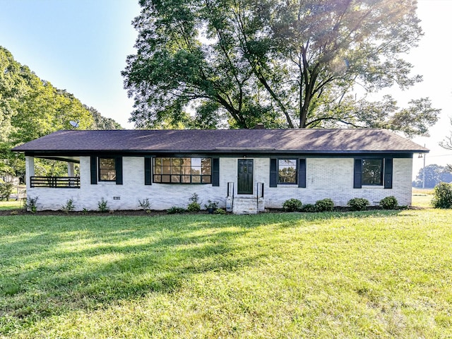 ranch-style home featuring a front lawn