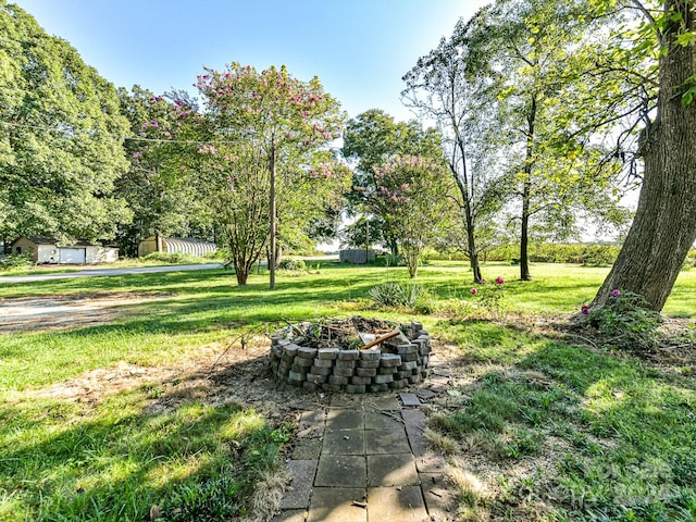 view of yard featuring an outdoor fire pit