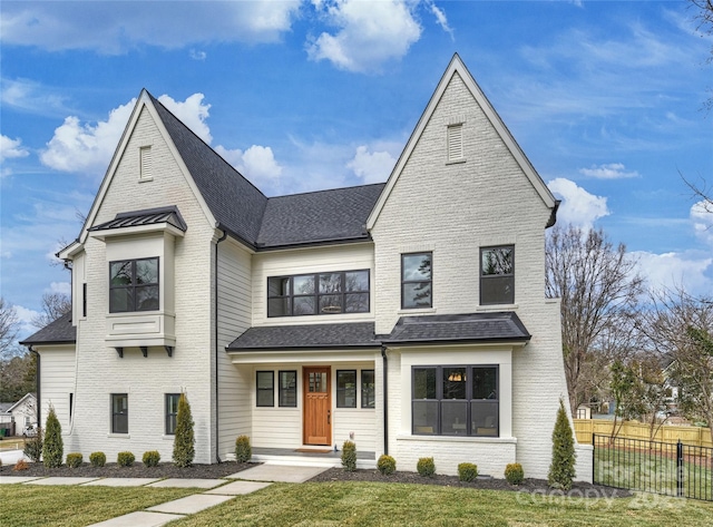 view of front of property featuring a front lawn