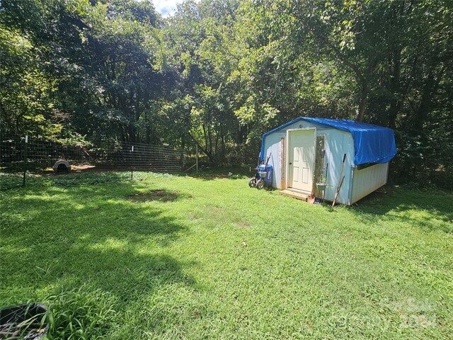 view of yard with a shed