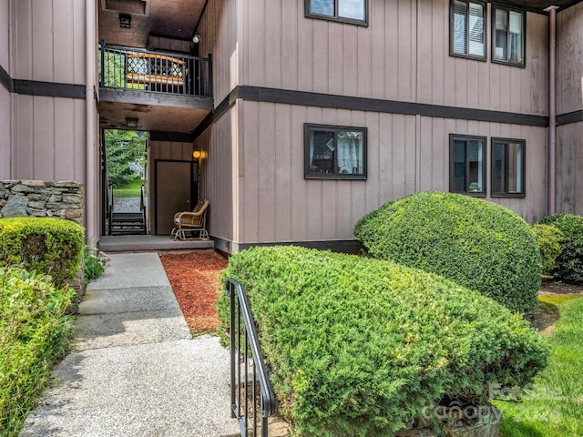 entrance to property featuring a balcony