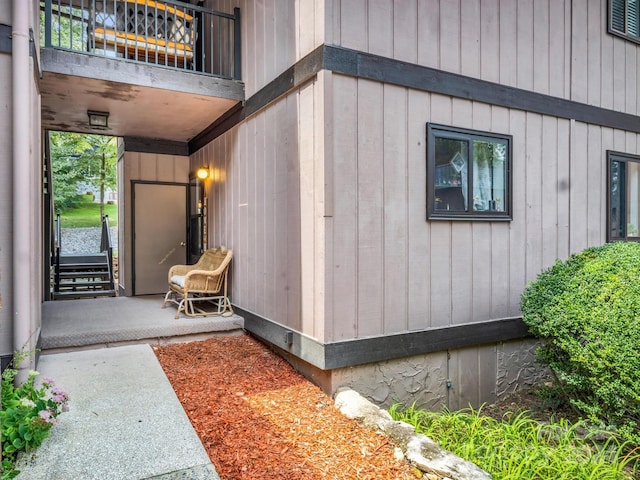 property entrance featuring a balcony