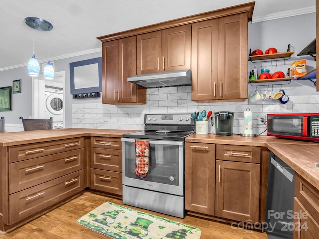 kitchen with appliances with stainless steel finishes, backsplash, light hardwood / wood-style flooring, and stacked washer / dryer