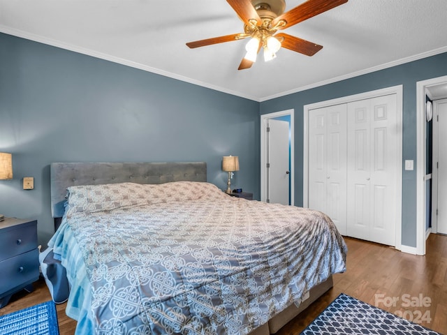 bedroom featuring ceiling fan, ornamental molding, hardwood / wood-style floors, and a closet