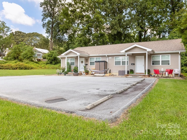 single story home featuring a front lawn