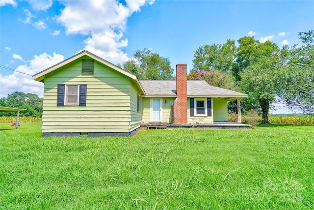 view of front of property featuring a front yard