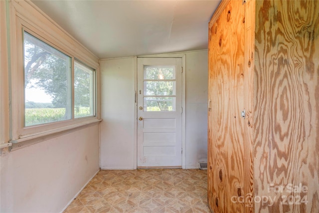 entryway featuring lofted ceiling