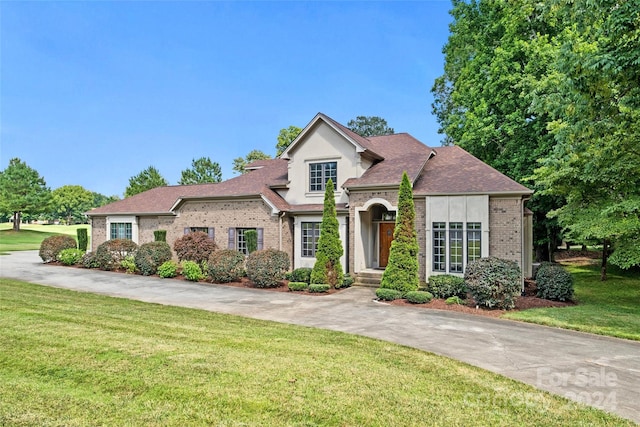 front facade featuring a front lawn