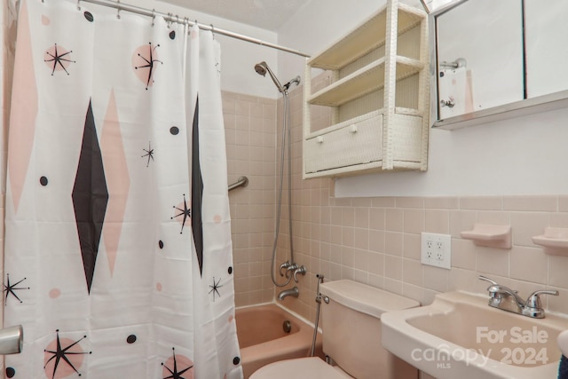 full bathroom featuring backsplash, sink, tile walls, toilet, and shower / bath combo