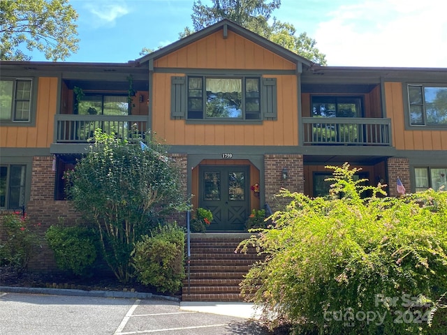 view of front of home featuring a balcony