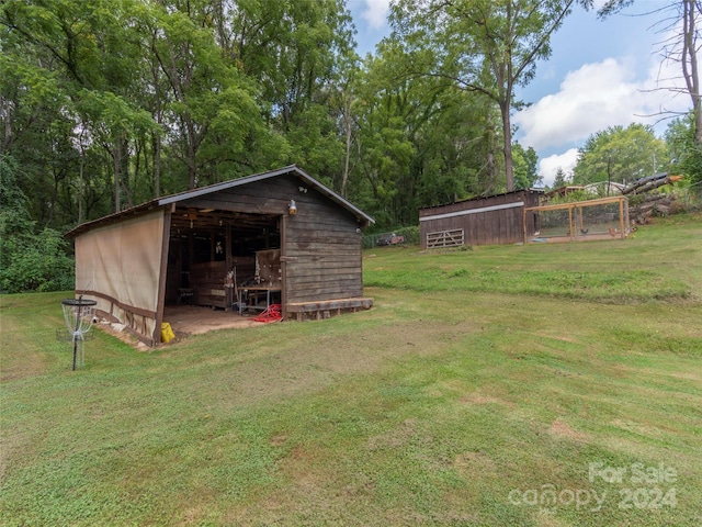 view of yard featuring an outbuilding