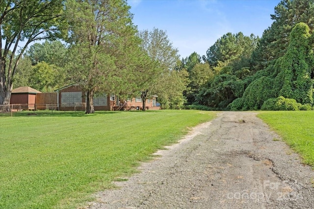 view of yard featuring driveway