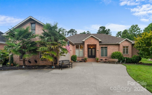 view of front of property featuring a front lawn