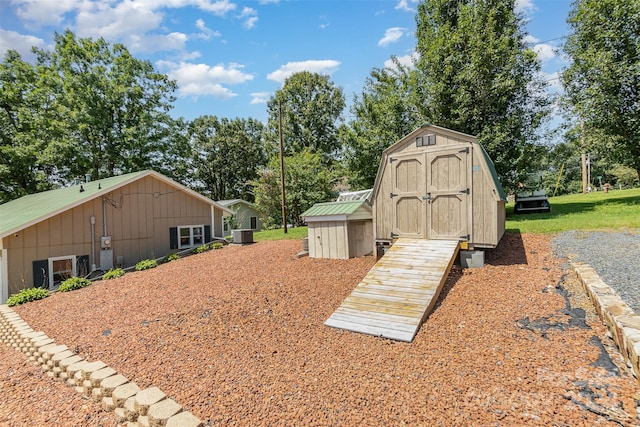 view of yard with a storage unit