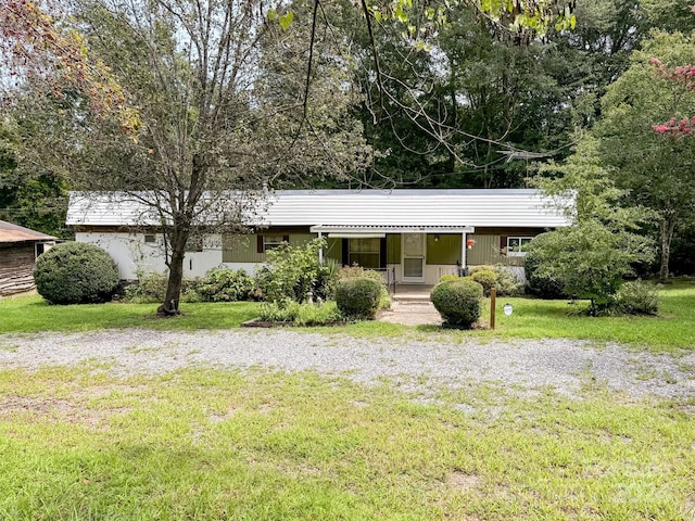 single story home featuring a front yard